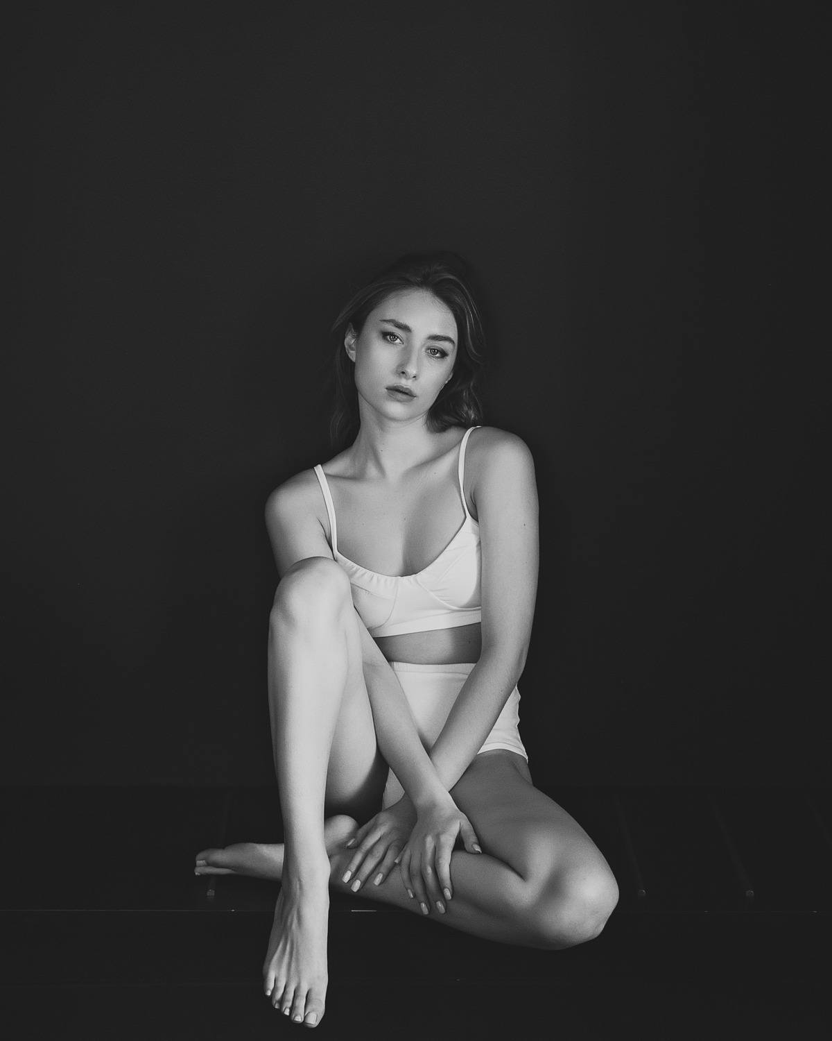 γυναίκα που κάθεται με λευκά εσώρουχα από οργανικό βαμβάκι