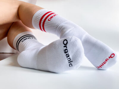 πόδια με διαφορετικές κάλτσες από οργανικό βαμβάκι