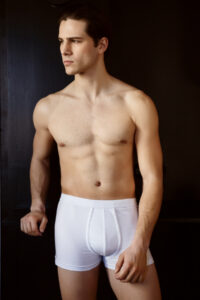 άντρας με λευκό μποξεράκι από οργανικό βαμβάκι
